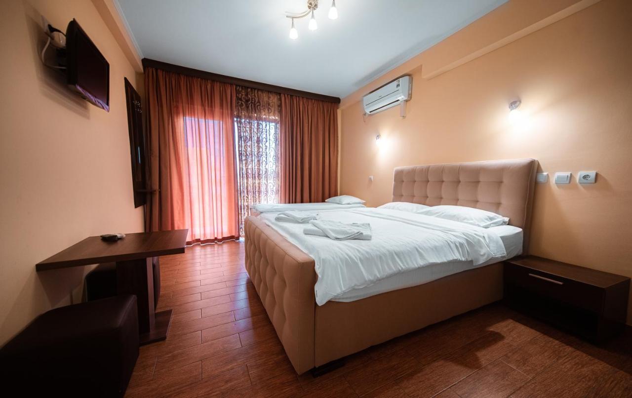 Hotel Casa Soarelui Două Mai Esterno foto